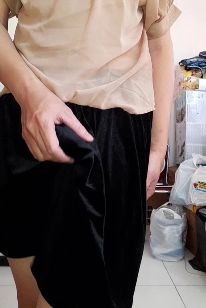 Naomisinka: Wanita berpeluh dan pancut mani blaus dan Satin Velvet Skirt