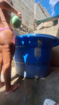 Şimdi üvey babam zamanını beni banyo yaparken izleyerek geçiriyor