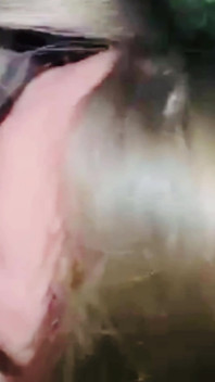 Chupé duro la polla de mi fotógrafo de 55m dándole una mamada y su gran polla profundamente en mi garganta probando sus viejos jugos