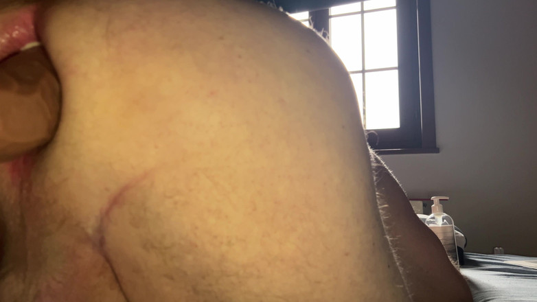 Almaviva: Děda šuká své hnědé dildo a užívá si to