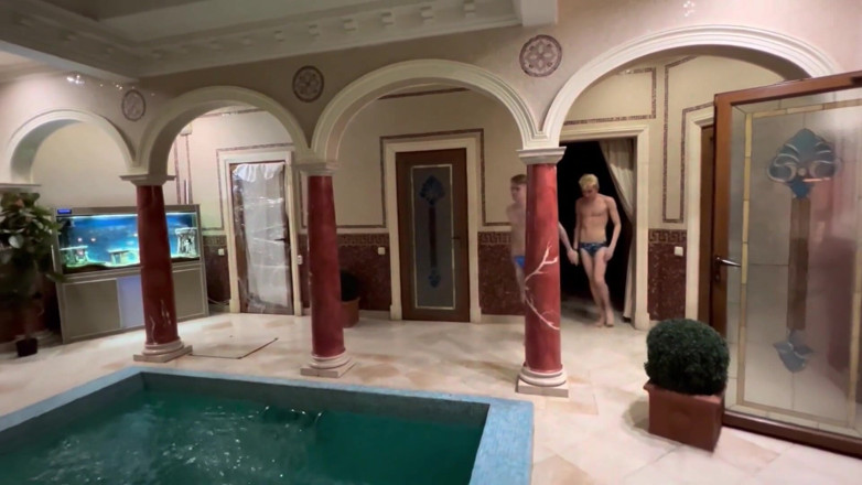 Ethan Lestray: Guys Guys with Big Dicks Have Fun in the Sauna,...