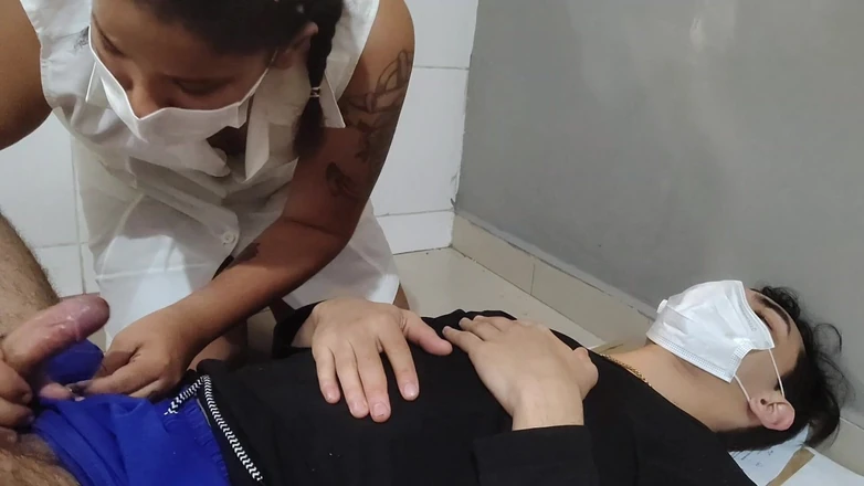Tiffany Montavani: 范妮护士同时利用她的经验在地板上的担架上挤出病人的乳汁