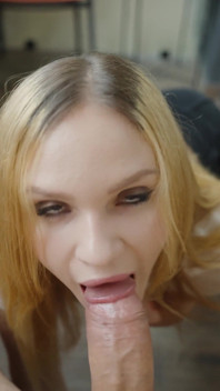 Sora vitregă a fost prinsă fumând și nu o deranjează să fie futută în cur și pizdă