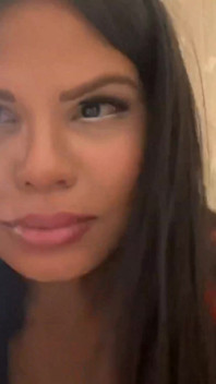 Une trans à gros nichons se fait baiser par un black habillé d’un résille rouge à moitié nue