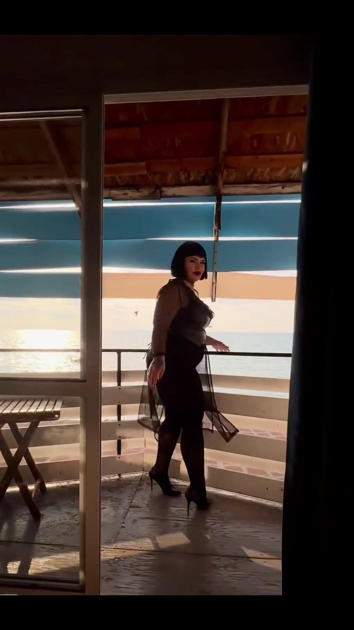 KarmenMilf: Selamat Pagi Dari Pantai