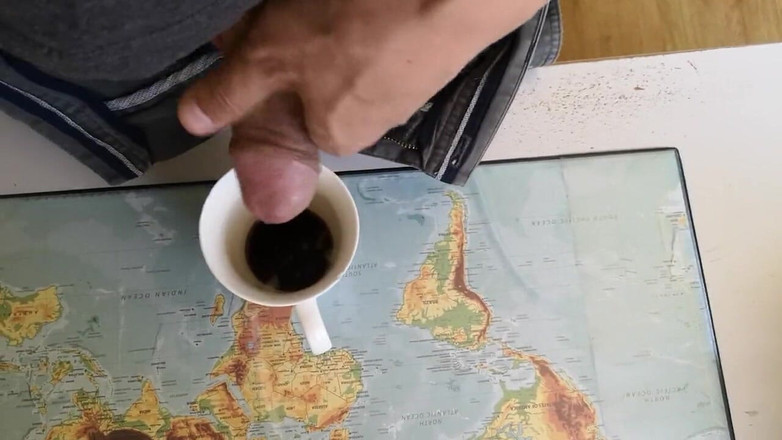 Rafael Torreano: Cara gostoso se masturbando para colocar um pouco de leite...