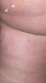 Velký zadek milf blikající v koupelně