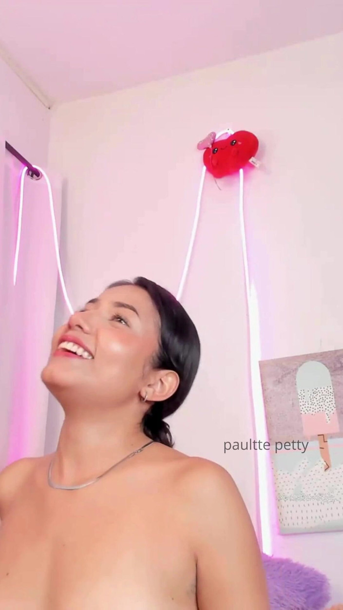 Yvettewill: Liten Tjej Onanerar På Kamera Och Njuter Av Att Tända...