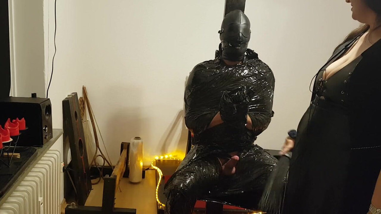 DOMINATRIX6: 호일 본디지 노예 2부 - 끈적끈적한 필름 미라와 광기에 가장자리