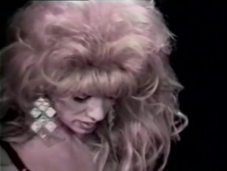 Shemales Tales: Une trans blonde sexy sort son cul pour qu'un mec...
