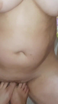Aku lagi asik ngocok kontol pacarku sampai aku crot di kakinya