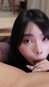 리플 청바지를 입은 아시아. 애널. 거대한 시오후키 바닥. 몸. 크림 파이