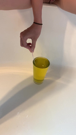 Priscilla Johnson: Těhotná Priss čůrá a dělá těhotenský test