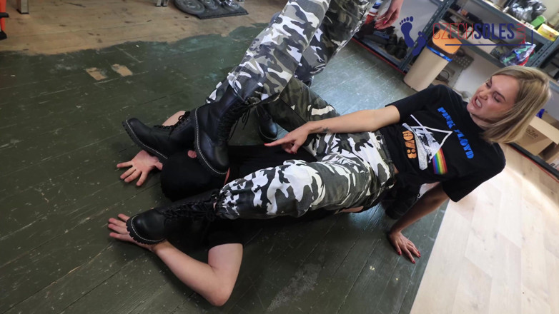 Czech Soles - foot fetish content: Военные девушки наслаждаются унижением их рабыни в носке
