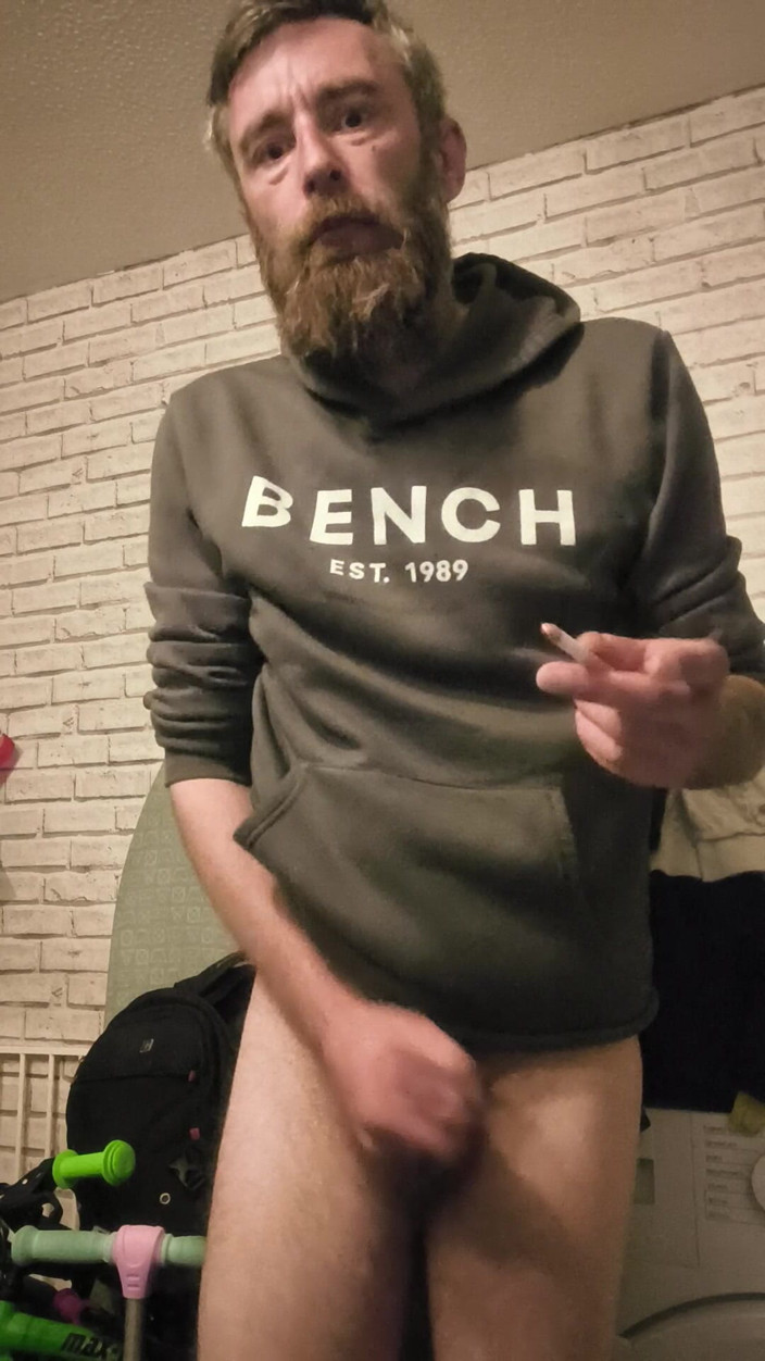 Smoking stoker: Je masturbe ma grosse bite bien dure et je fume
