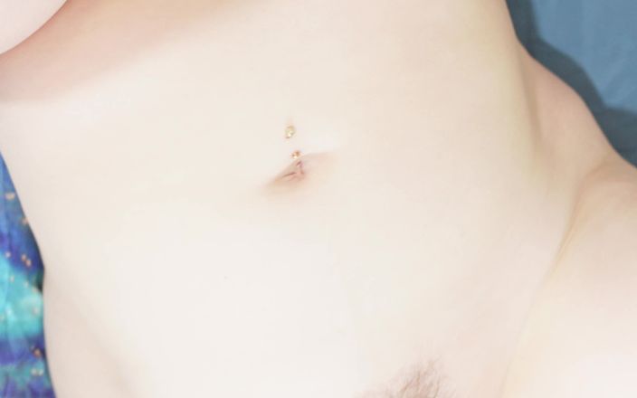 Arya Grander: Eu chupo minha barriga gordinha em posições diferentes