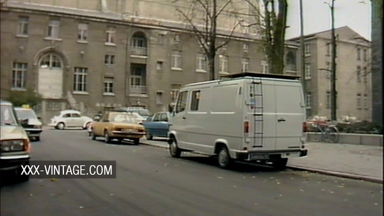 XXX-Vintage: Retro kouření a sex s nadrženou hnědovlasou sousedkou