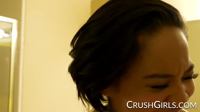 Crush Girls: Crush Girls - Honey gold对他的大鸡巴上瘾了