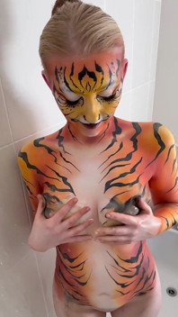 Tiger bodypaint fa una doccia e gioca da sola