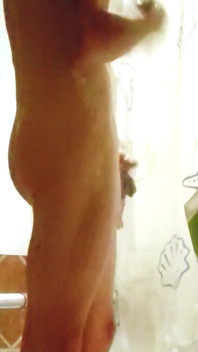 เด็กหนุ่มในห้องอาบน้ํา