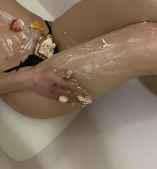 Monnycka: sweety cake on dirty bich