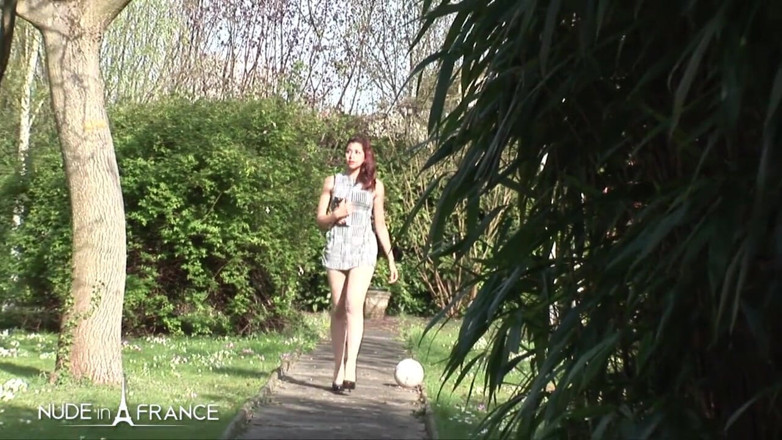 Nude in France: Curvă arabă destul de tânără în ciorapi albi sodomizată de profesorul...