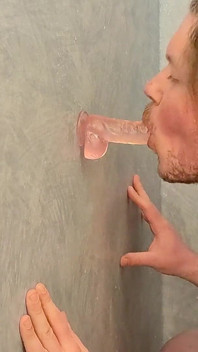 Pompino con dildo in doccia