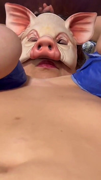 Hucow Pig Mask Memerah Ambing Besar