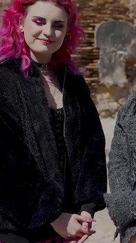 Irogenia: İlk Vahşi Üçlü Fantazi