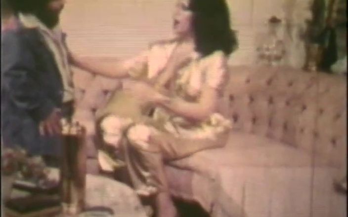 Vintage megastore: Dvärg vintage knullar en stor juggs svarta tjejer