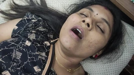 Fodendo minha madrasta enquanto minha esposa não está em casa, minha madrasta puta gosta de mim enquanto minha esposa não está em casa, madrasta chupa