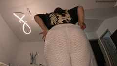 Your fantasy studio: Scoregge frizzante in primo piano in leggings bianchi