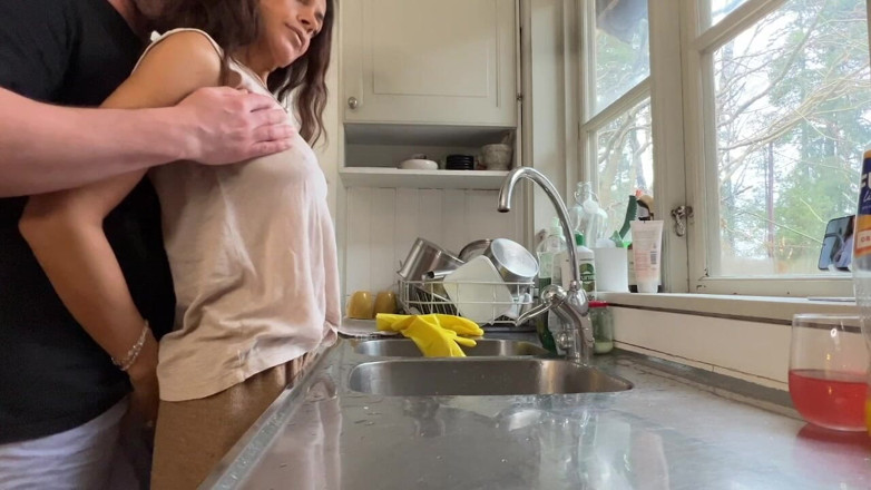 LoveAndRopes: Istri sange ini dientot habis-habisan di dapur sambil cuci piring