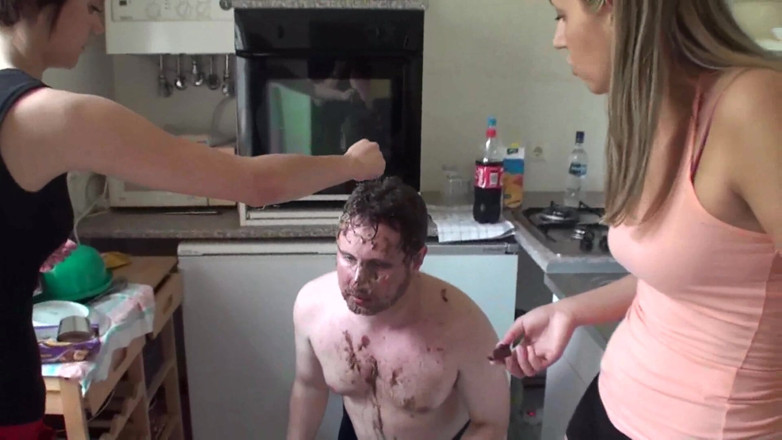 Femdom Austria: เห่าแล้วกินข้าวที่เราทิ้งให้แบบสุนัขที่ดี