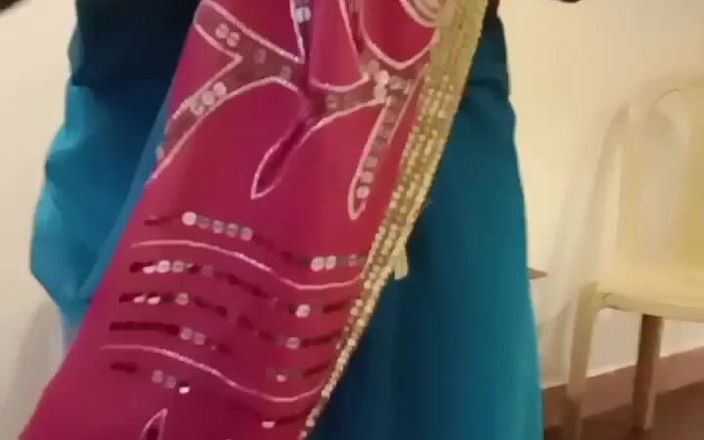 Tamil Housewife: Tamil dusky moglie che indossa Saree davanti al suo ragazzo...