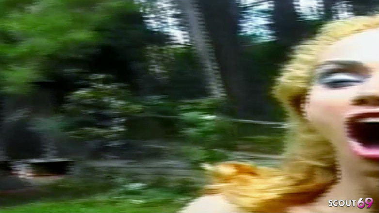 Shemale TS Collection: Tranny tóc vàng được bí mật đụ trong rừng trong lỗ đít khít...