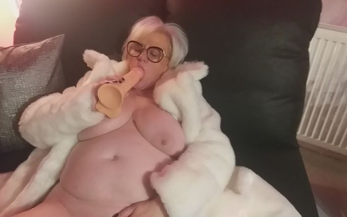 PureVicky66: 德国奶奶玩弄最热辣最大的玩具