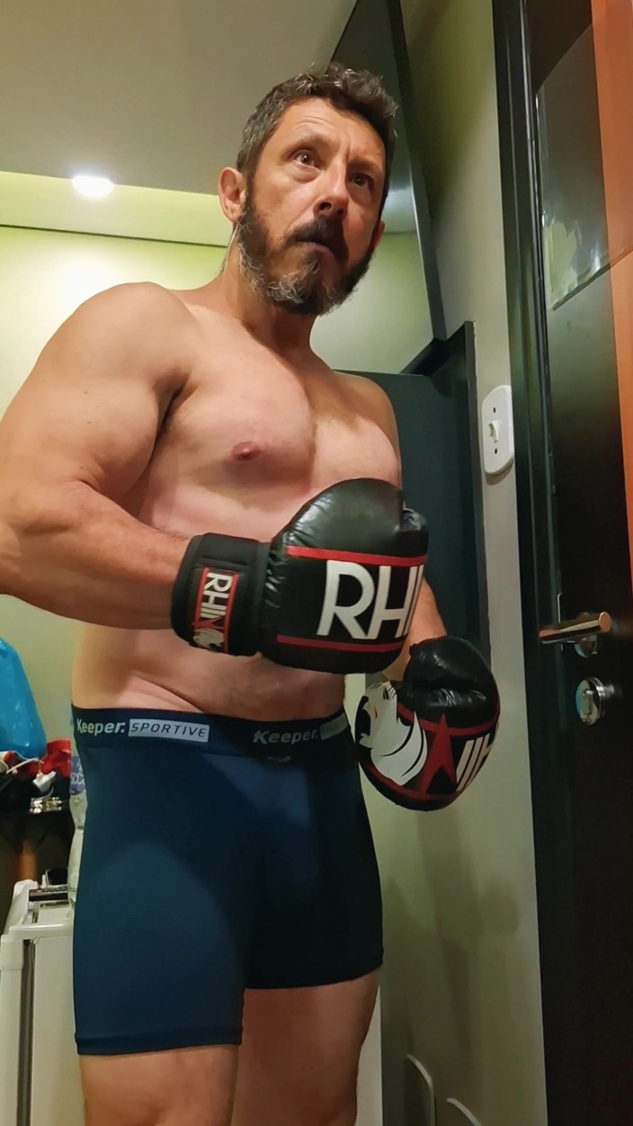 Punchbagplz: Gouine Wrestler - POV 근육 숭배 훈련 세션