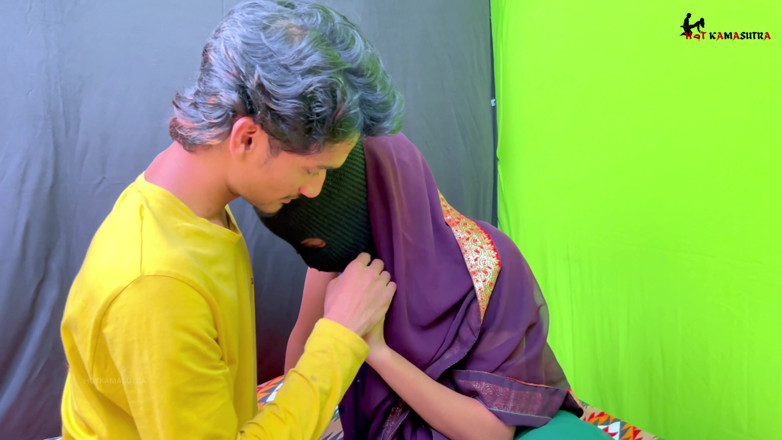 HOTKAMASUTRA: เด็กชายเรียกแฟนสาวเข้าห้องแล้วเย็ดเธอด้วยการใส่ชุดหนัง
