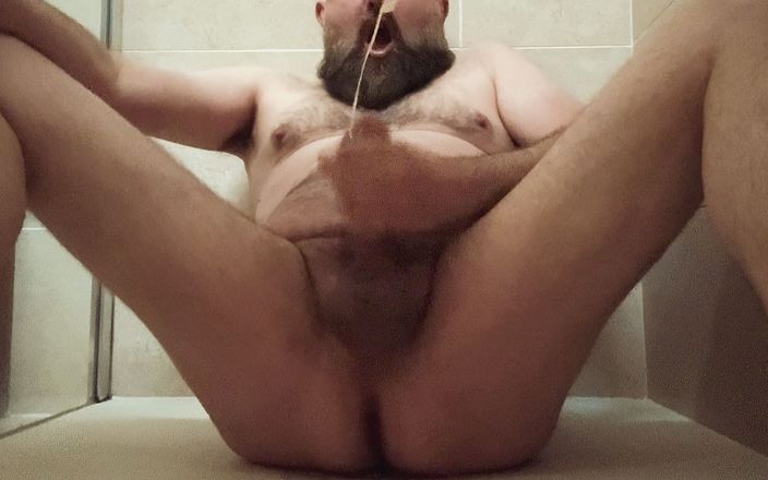 Bearded Cummer: Papi oso masturbándose en la ducha