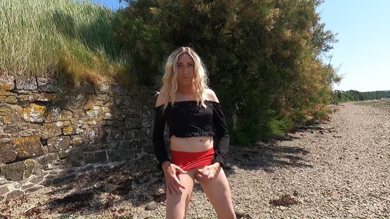 The Midnight Minx: Emocionante paseo por la playa con tacones