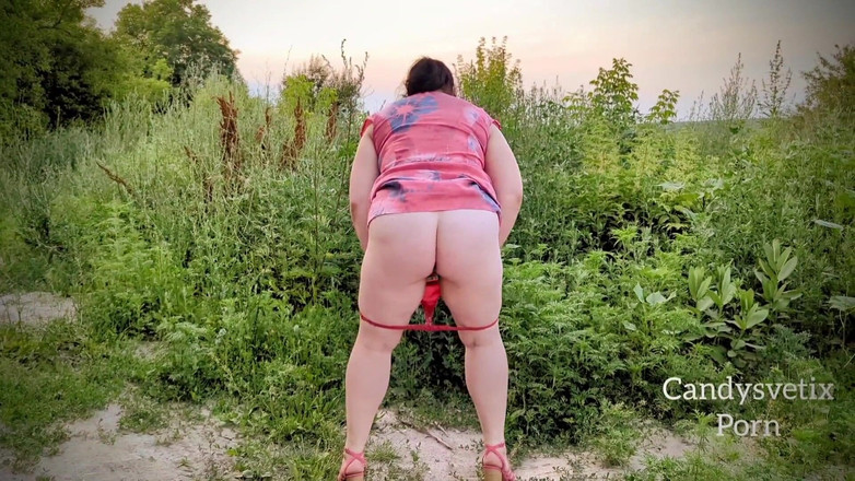 CandySvetix: Büyük memeli iri güzel kadın sokakta büyük bir delik açıp...