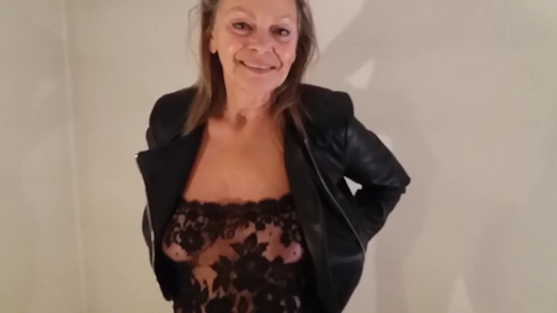martinawest: Bunica este sexy în jambierele ei leopard
