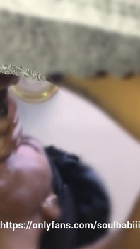 Dua tangan ceroboh lagi asik nyepong kontol. Cewek sange ini lagi asik nyepong semua sperma hangatnya