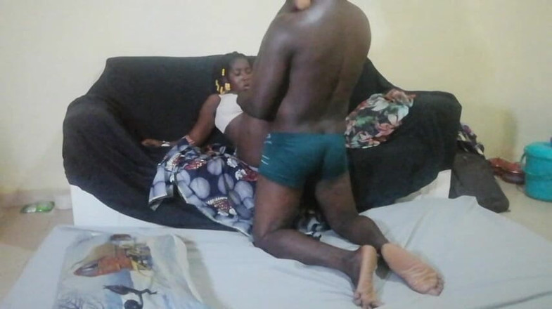 Pornsexlive: Cô ấy bị một nhà tuyển dụng làm việc đụ trong một...