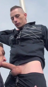 Nick mahu dikongkek di laut di atas bot tetapi ia tidak percuma