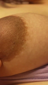 Reuzin zwangere stiefzus toont kleine stiefbroer haar zwangere buik en kleine stiefbroer vindt het echt leuk, dus hij doet buik
