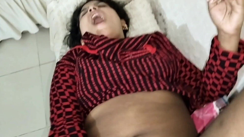 Shopna25: 18歳の美人女子大生が先生とセックス。