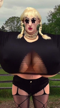 Sissy-model Auf Der Farm