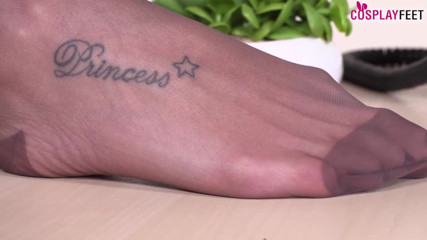 Best Nylon Feet Videos: L'adorabile poliziotta daniela mostra i suoi piedi sexy